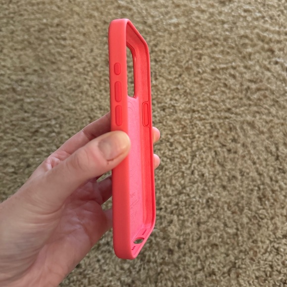 iPhone 15 Pro silicone case - color guava - Picture 4 of 4